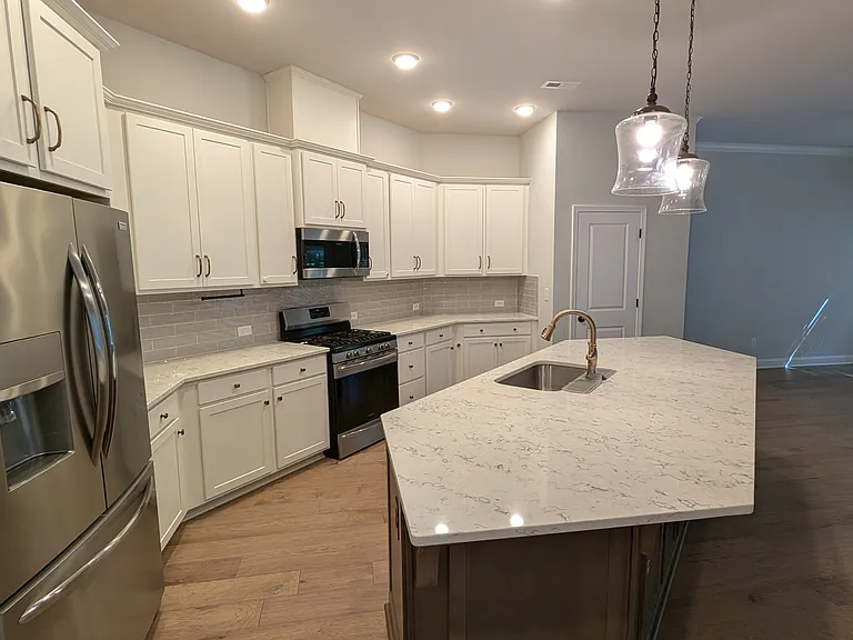2561 Barry St — Photo 4