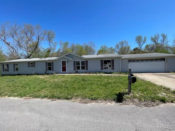 10914 Hunters Creek Dr, Lebanon, IL 62254