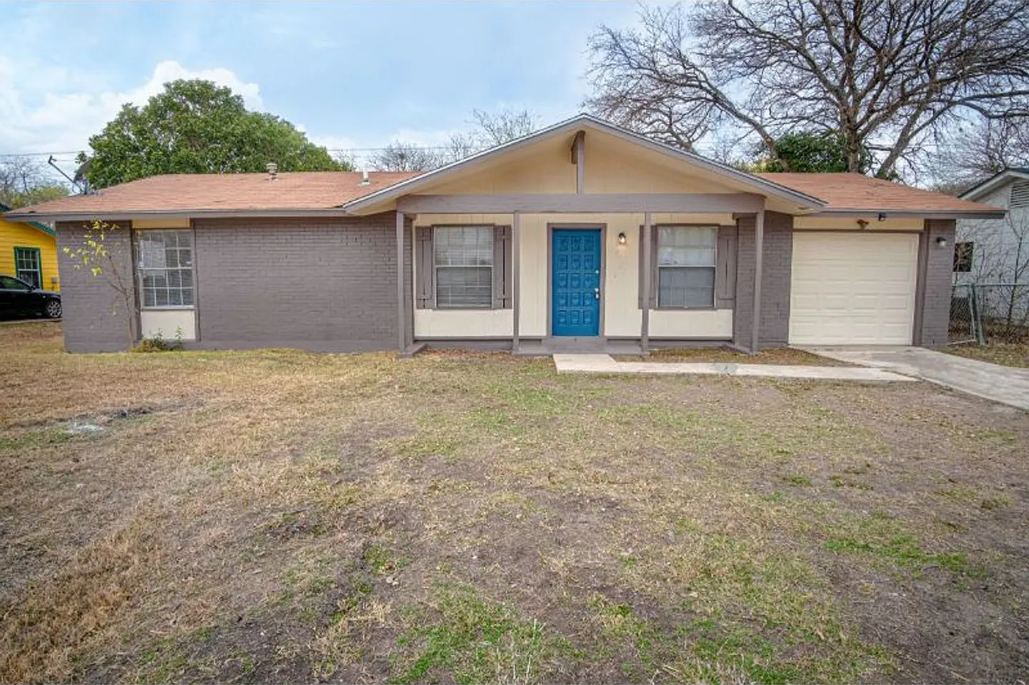 Convenient 4-Bedroom Stay Near Downtown & Attractions! — Photo 2