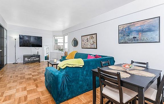2nd image of 100 W 57th St APT 21K