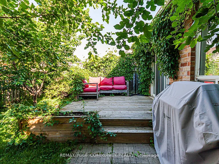 688 Hamilton Cres — Photo 21