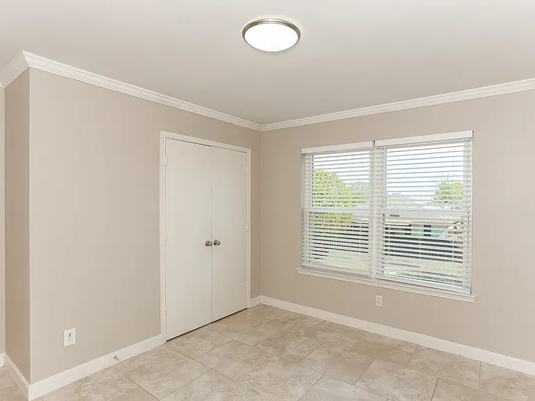 1110 Hampton Dr — Photo 17