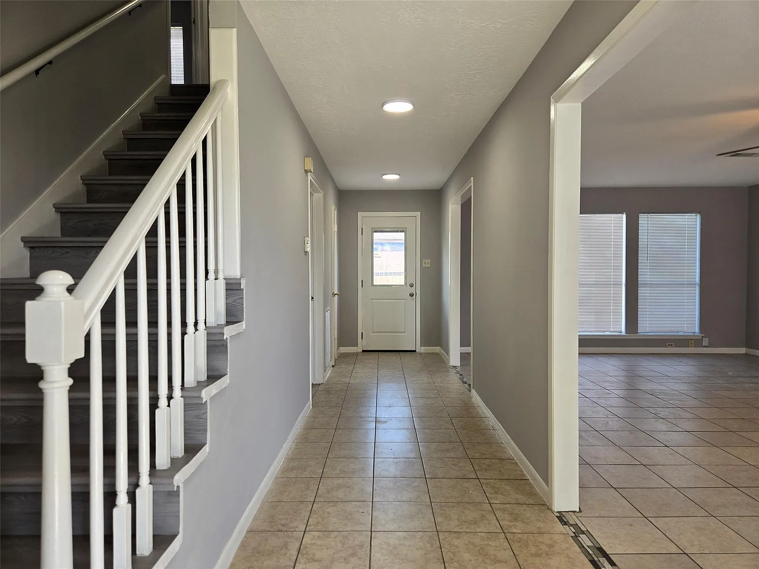 4 bed, 2.5 bath, 1976 sqft, $2,200 — Photo 2