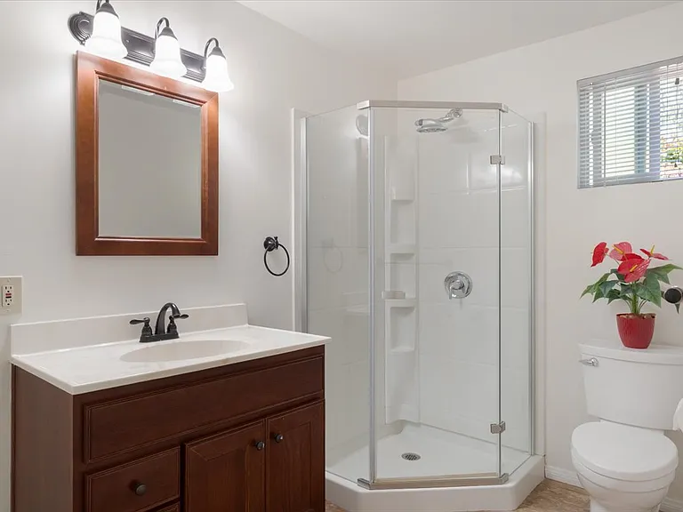 22521 Victory Blvd #B — Photo 7