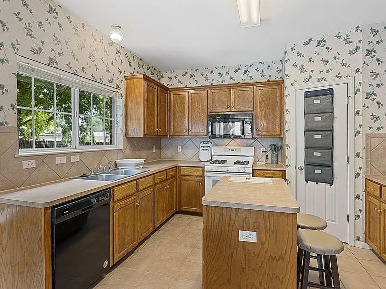 702 Dover Ln — Photo 13