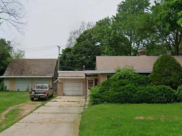 915 N Webster St, Naperville, IL 60563