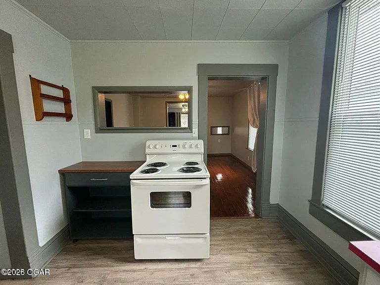 807 W 2nd St — Photo 9