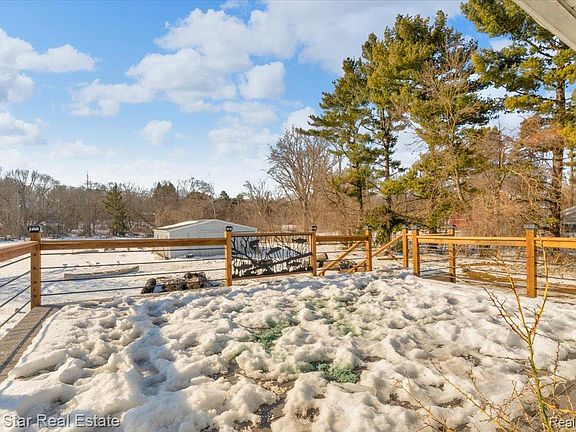 4th image of 911 S Duck Lake Rd