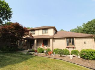 22056 Heatheridge Ln, Northville, MI 48167