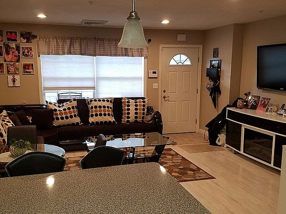 4th image of 411 Willow Ln Unit 411