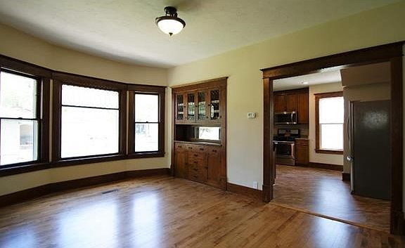 5th image of 519 Main St W