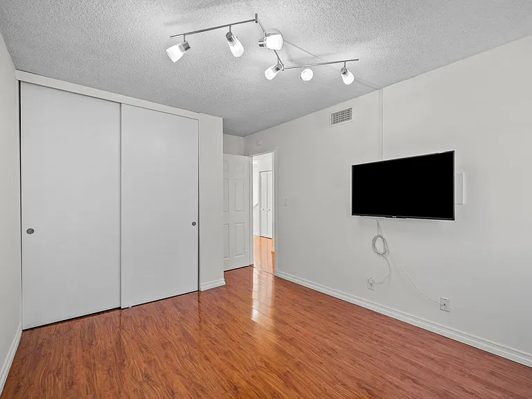 7100 Balboa Blvd #803 — Photo 31