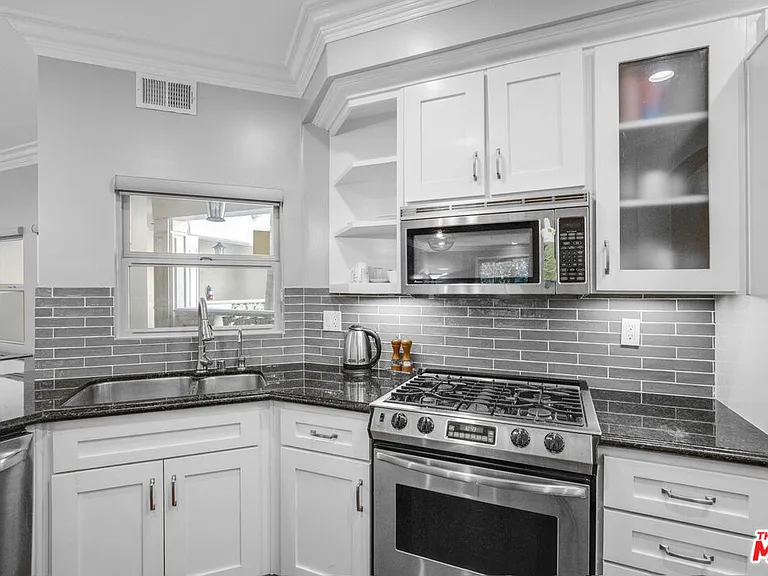 850 N Croft Ave #203 — Photo 16