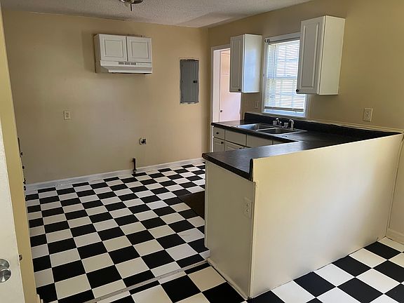 2nd image of 3811 Lyons St