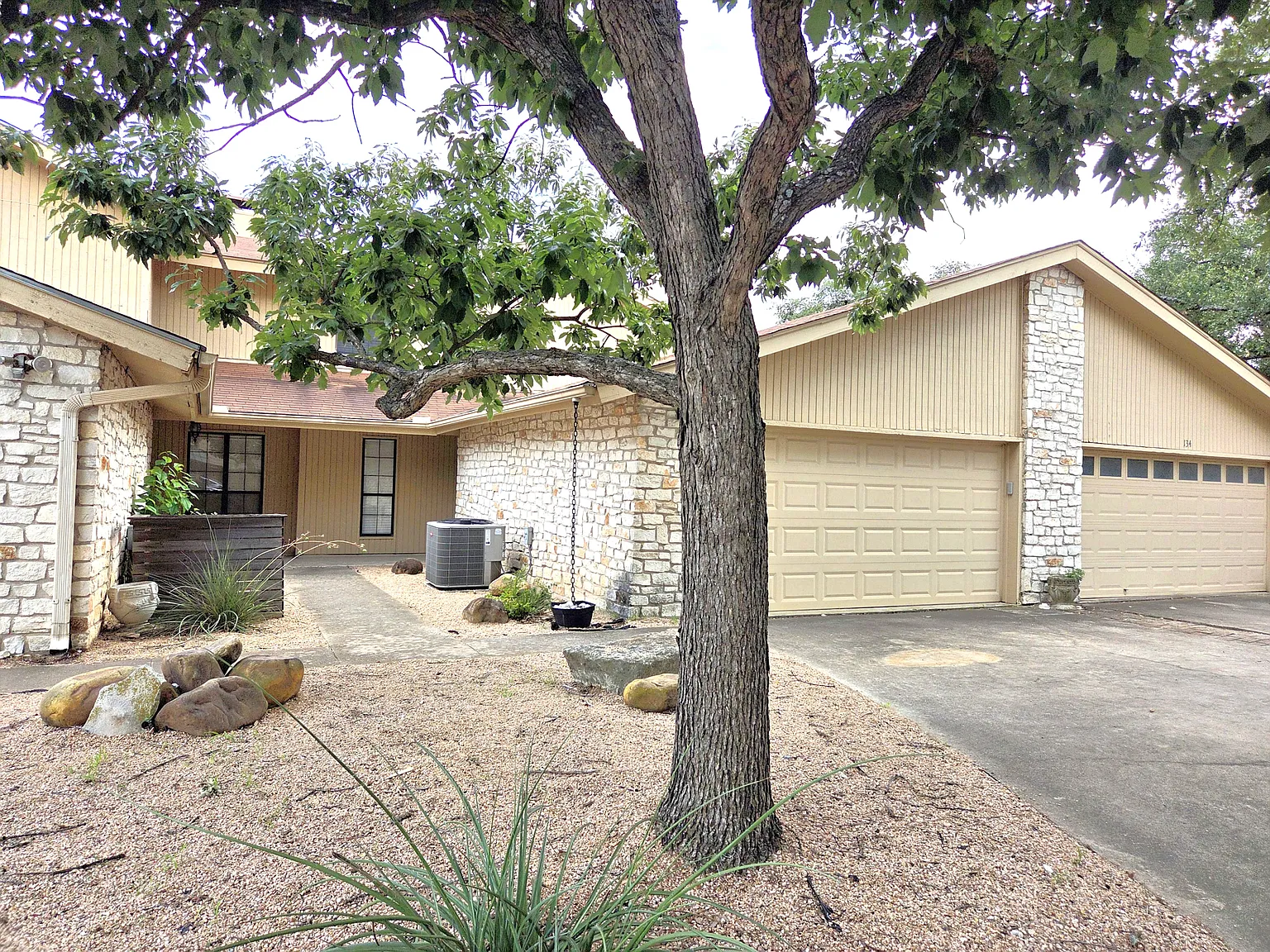 3 bed, 2.5 bath, 1689 sqft, $2,800 — Photo 2