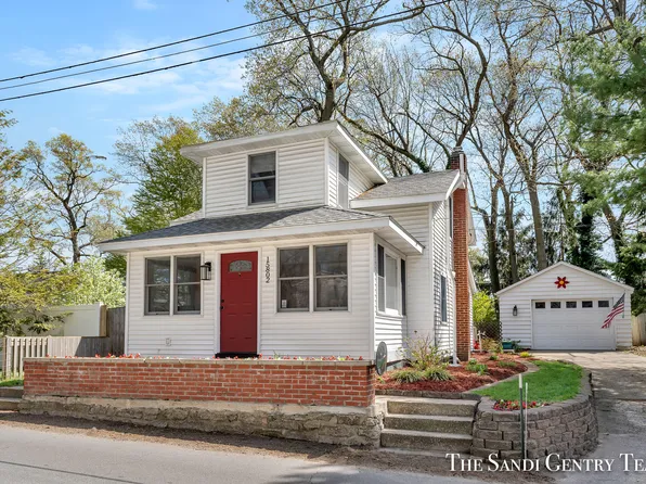 15802 Beach Dr, Spring Lake, MI 49456