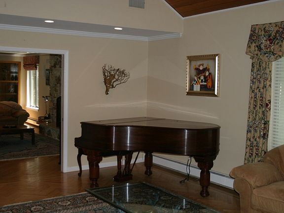5th image of 84 Park Ln