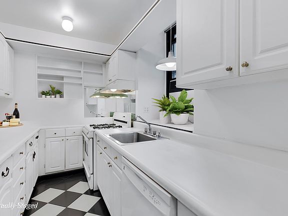 3rd image of 454 W 46th St APT 1DN