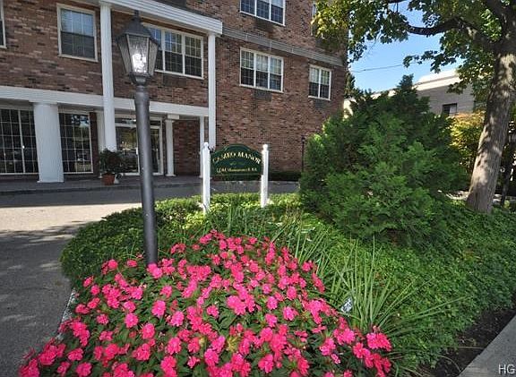 Cameo Manor is a well maintained co-op with renovated public areas including a private patio.  Laundry is on every floor.  Walk to thriving downtown White Plains with two malls, movie theater, restaurants and nightlife.