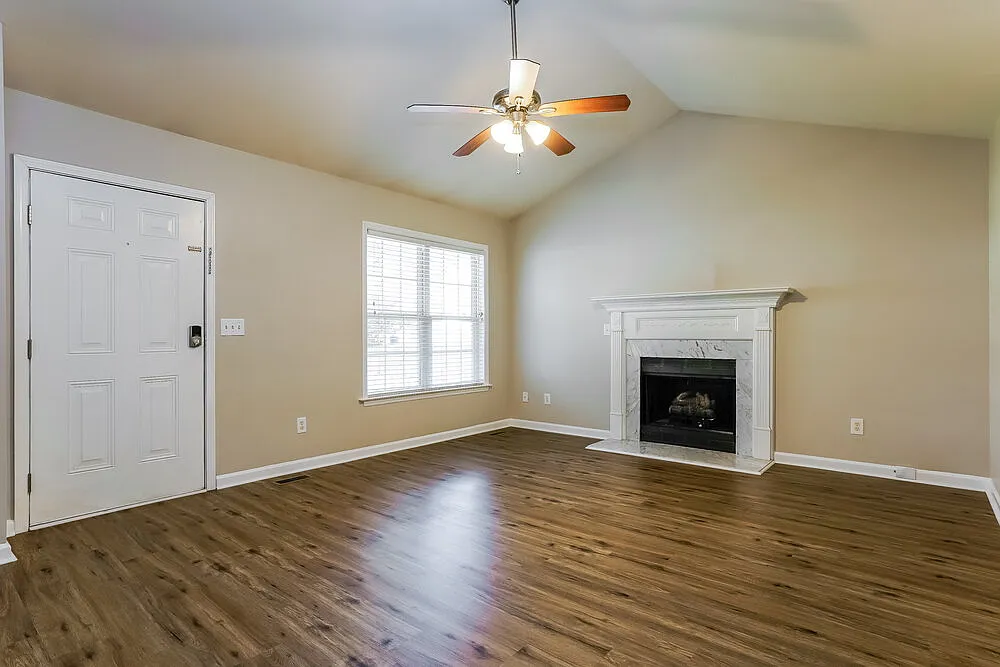 3 bed, 2.0 bath, 1294 sqft, $1,860 — Photo 3