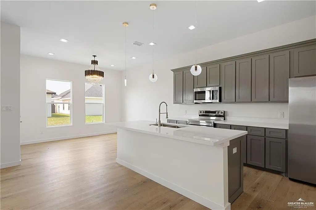 3 bed, 2.0 bath, 1572 sqft, $1,900 — Photo 4