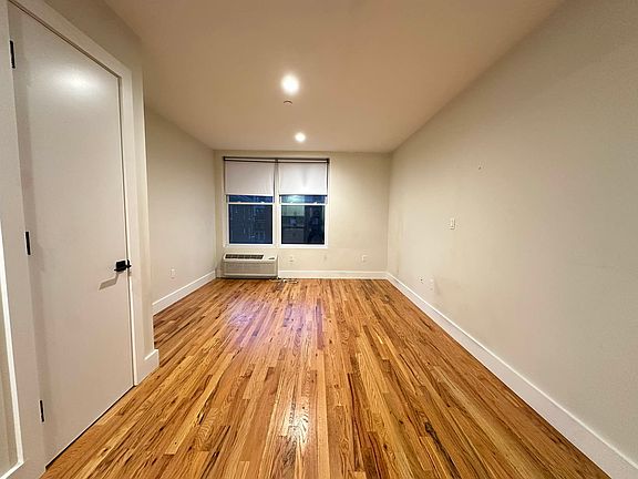 3rd image of 2781 University Ave APT 3BL
