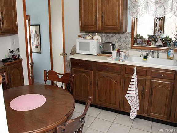 5th image of 136 Medina St