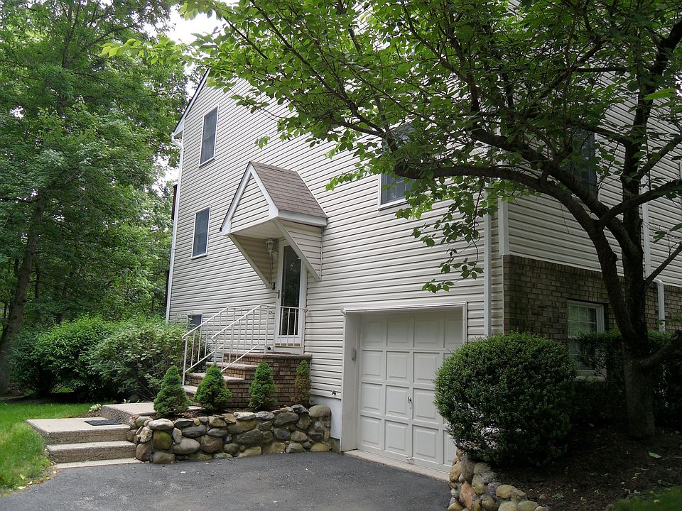 Front view - yard maintained by association