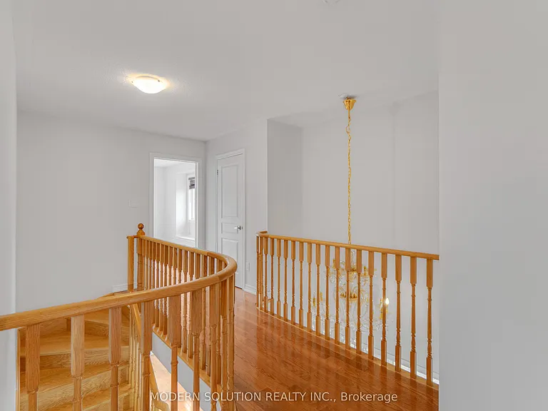 4 Overhold Cres — Photo 24