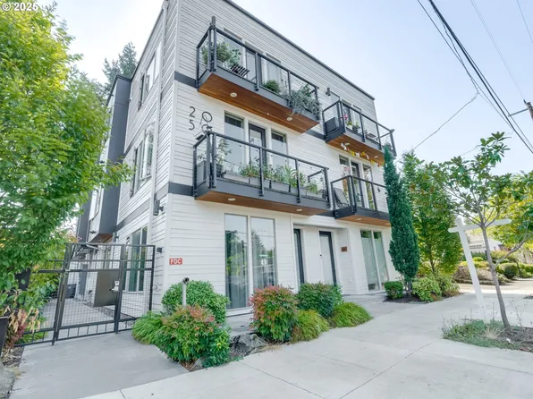 2050 N Killingsworth St #11, Portland, OR 97217