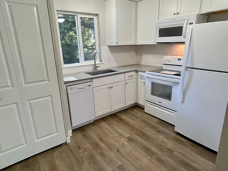 2000 Knox Ave — Photo 17