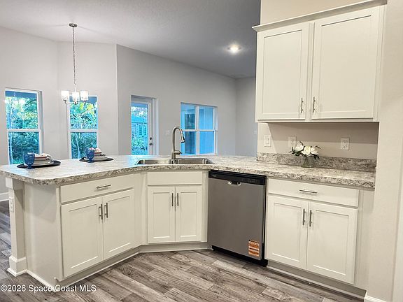 3rd image of 471 Kumquat Ave