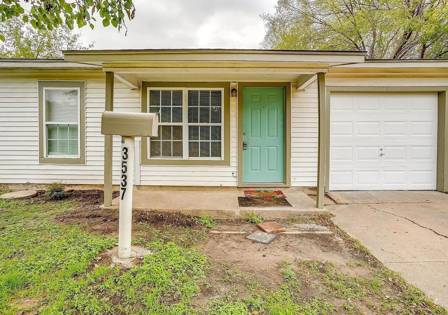 Amazing 3 Bed, 1 Bath in NE Fort Worth, Ready for New Tenants- 76111 — Photo 4