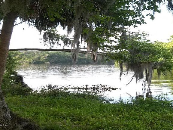 Beautiful Floirda Setting in Community