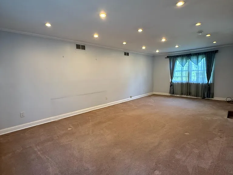 43 Jonathan Dr — Photo 8