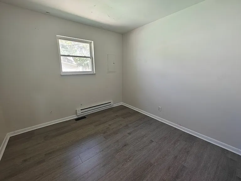 647 W Franklin St — Photo 6