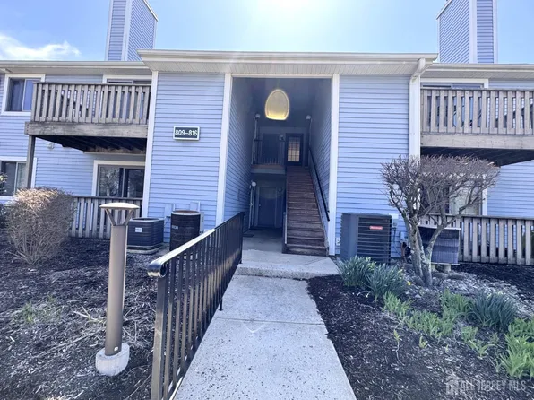 815 Aspen Dr, Plainsboro, NJ 08536