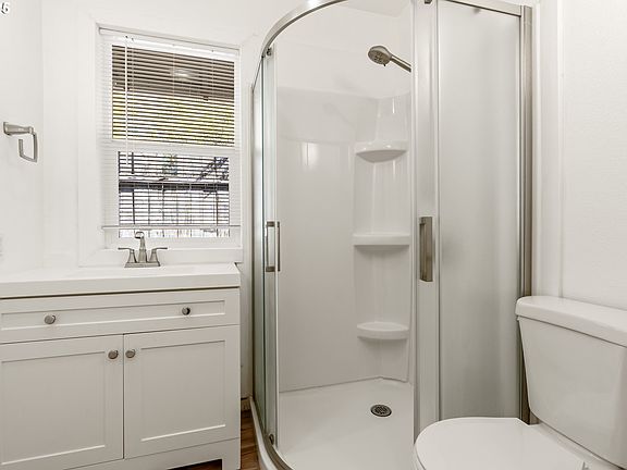 5th image of 425 NE Jackson St APT B