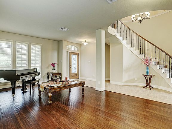 4th image of 15 S Greenprint Cir