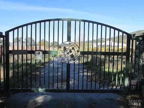 5th image of 585 Hunter Ln