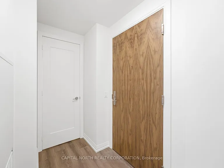 27 Korda Gate #1905 — Photo 2