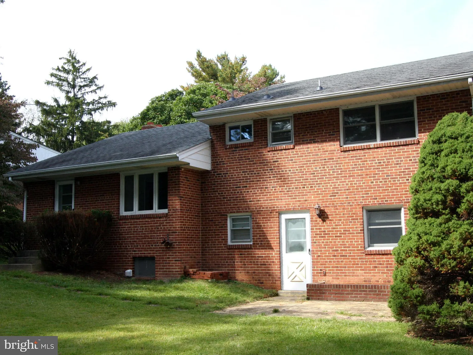 4 bed, 3.0 bath, 1826 sqft, $4,000 — Photo 2