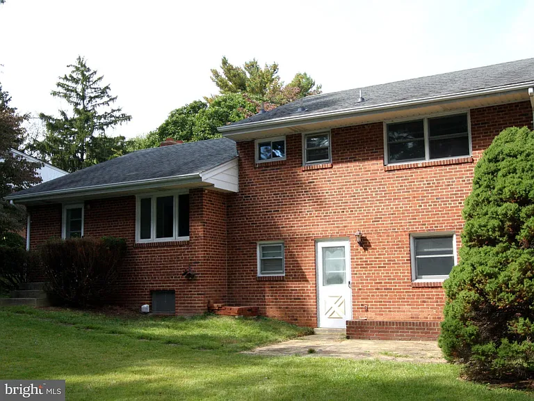 1103 Roberta Ct — Photo 2