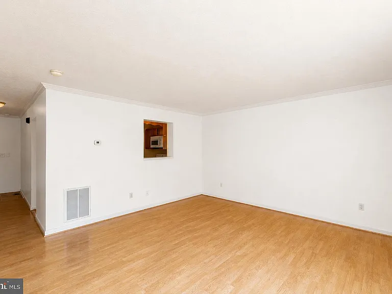 304 Chatham Sq — Photo 11