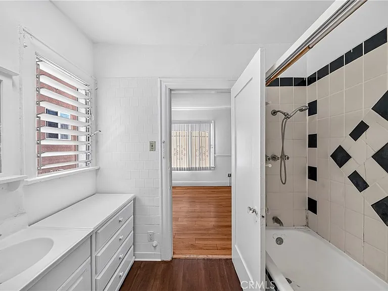 139 S Manhattan Pl — Photo 22