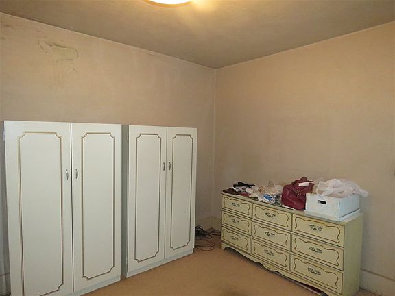 3rd image of 228 E Lisle St