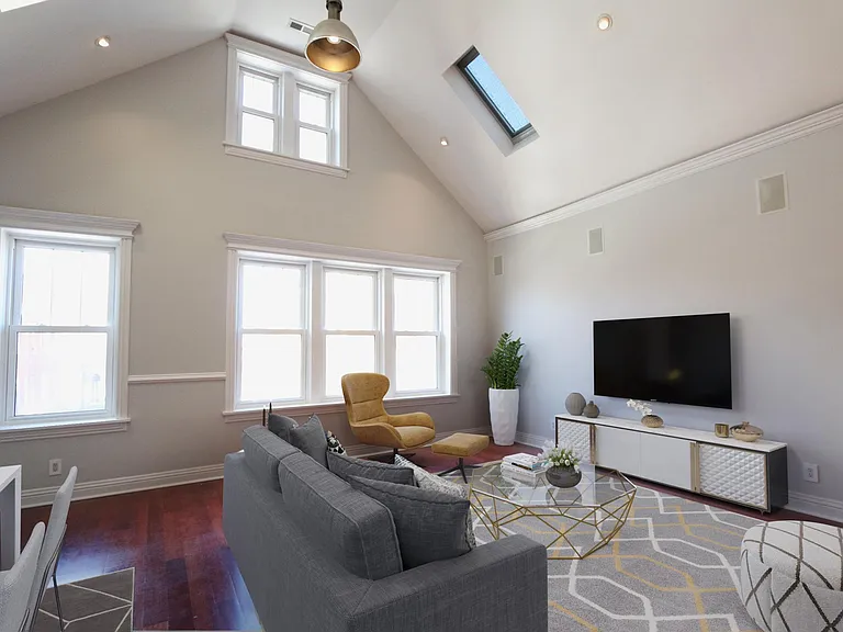 2131 W 18th St #2 — Photo 3