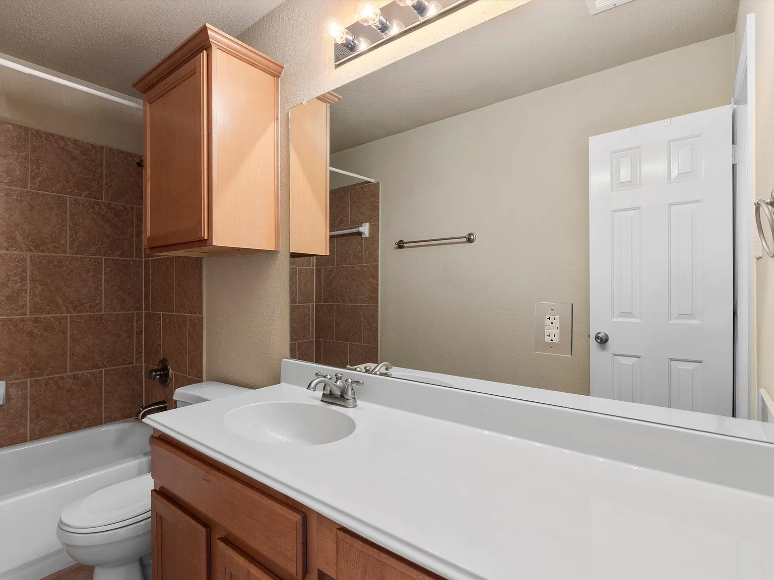 4 bed, 2.5 bath, 2397 sqft, $2,600 — Photo 4