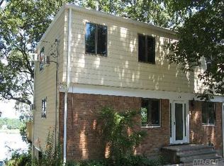 678 Oak Ln, Oyster Bay, NY 11771