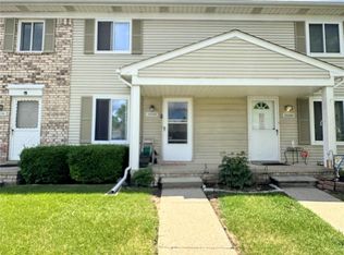 29208 Brittany Dr, Roseville, MI 48066